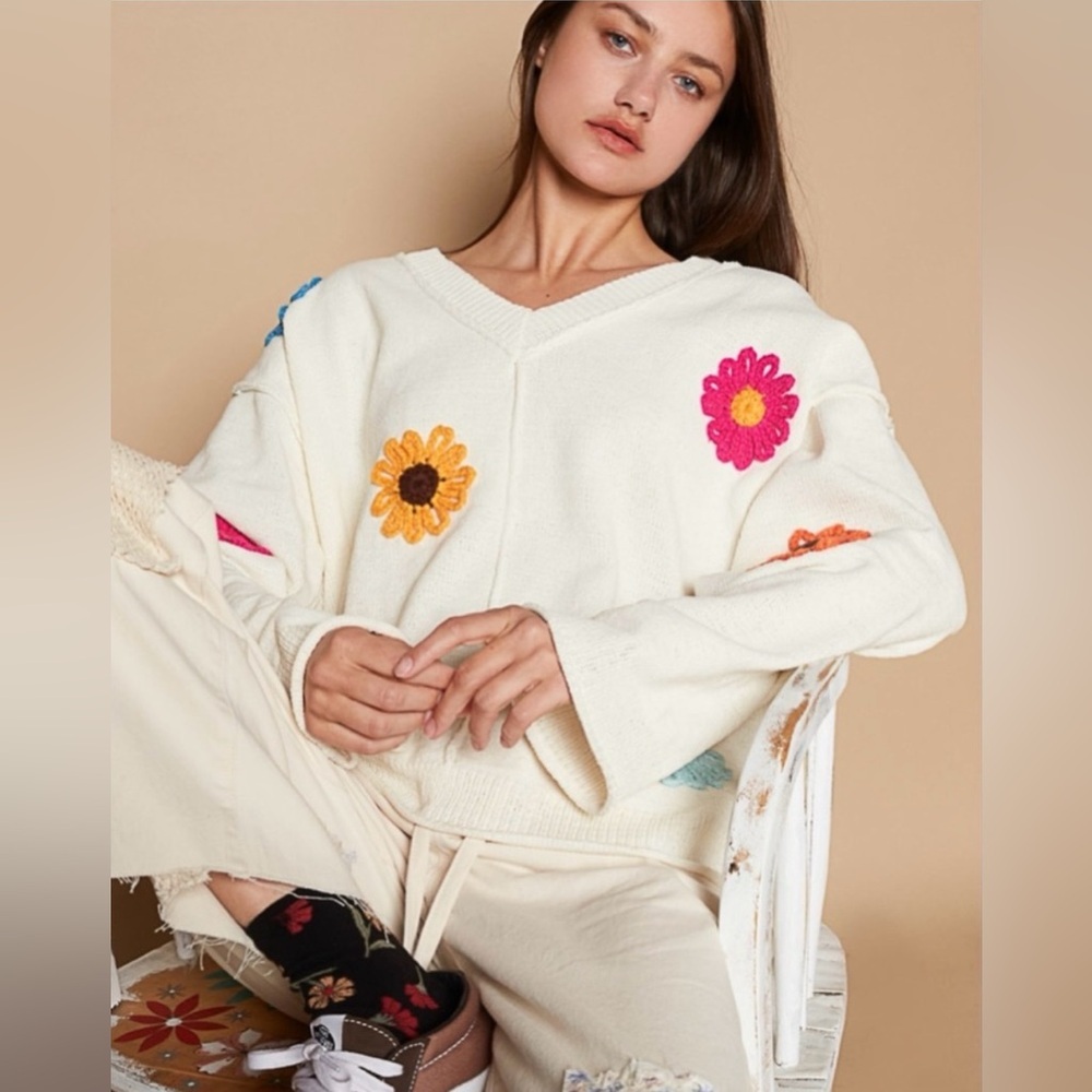 POL Cream Oversized Chenille Floral Patch Sweater Size Small - Picture 4 of 6